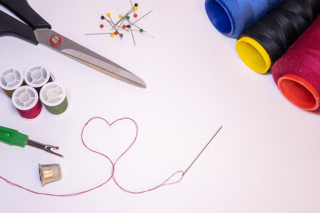 Materiały do haftu ułożone na stole